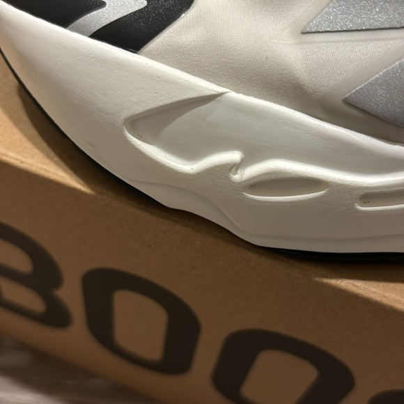 YZY - Yeezy - 700 - Picture 2 of 4